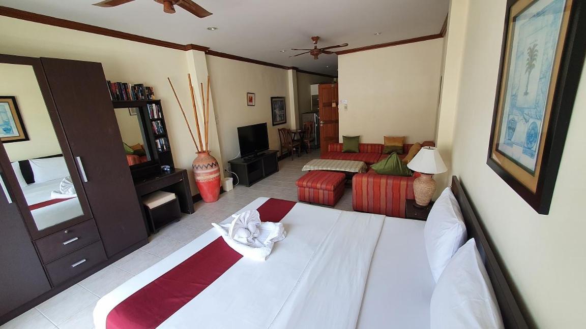 Patong Karlssons Hotel Bagian luar foto